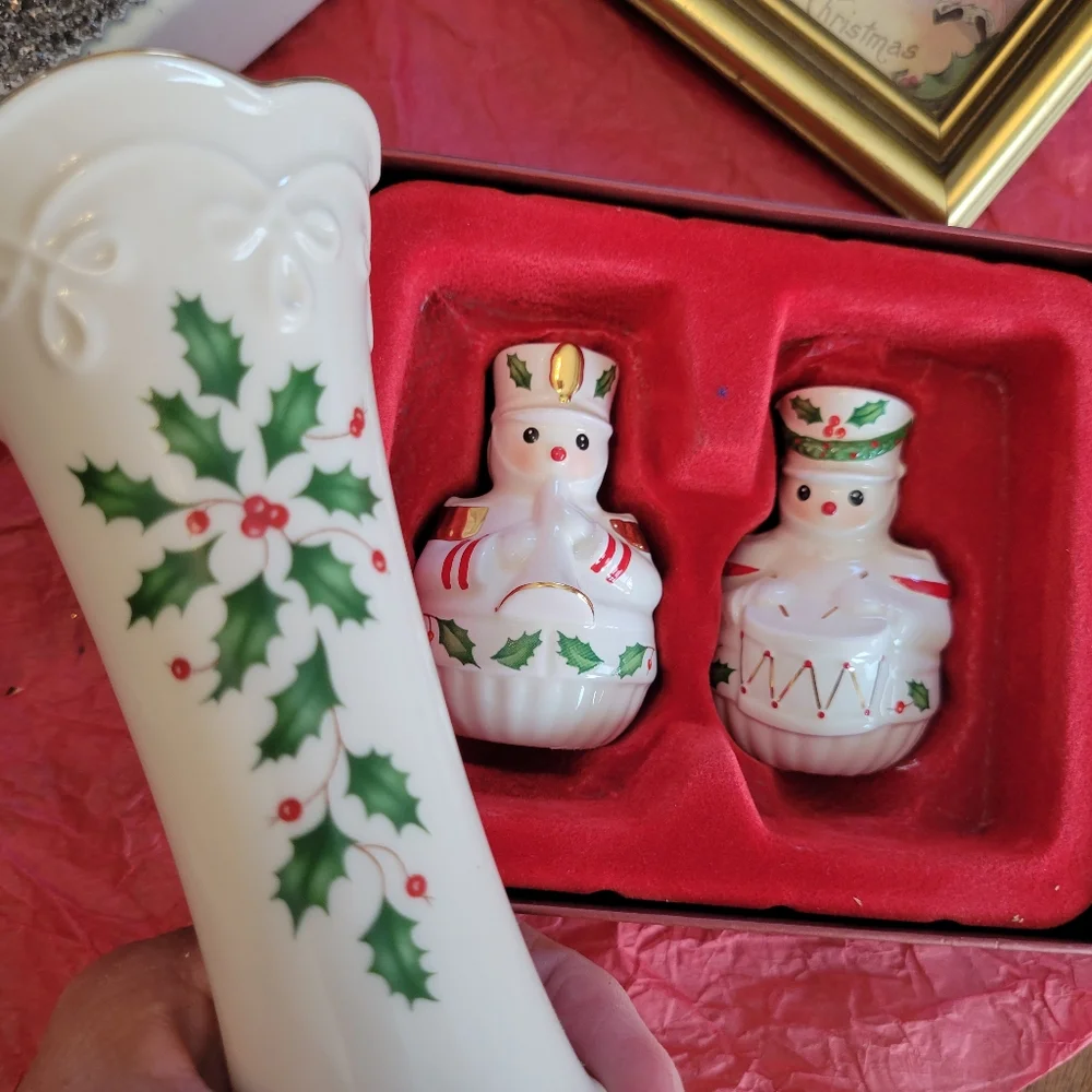 Lenox Holiday Vase ~ Dimension Collection ~ Holly ~ Christmas ~ Pretty